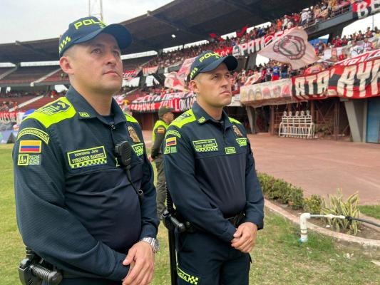 Dos gemelos policías los guardianes del estadio General Santander
