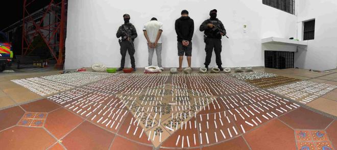La Policía Metropolitana de Bucaramanga capturó a tres personas con arma de fuego y más de 20 mil dosis de estupefacientes en villas de Girardot