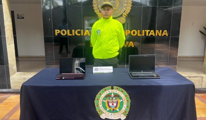 Elementos recuperados-policías entregándolos 