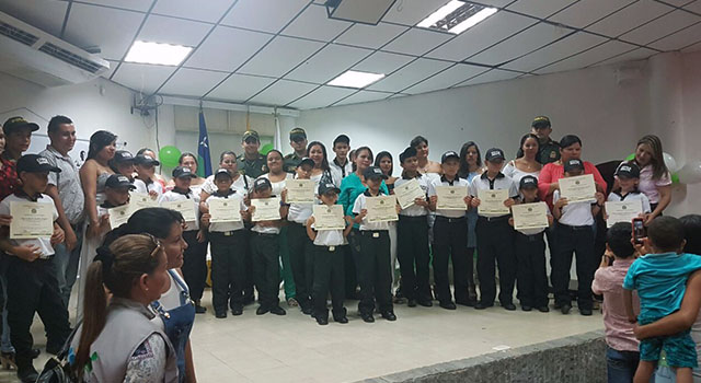 La Policía Nacional-da la bienvenida a 21 niños y niñas-que harán parte de la cívica juvenil-en el Meta