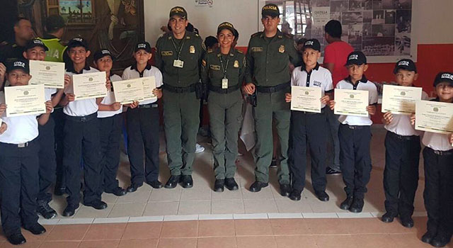La Policía Nacional-da la bienvenida a 21 niños y niñas-que harán parte de la cívica juvenil-en el Meta
