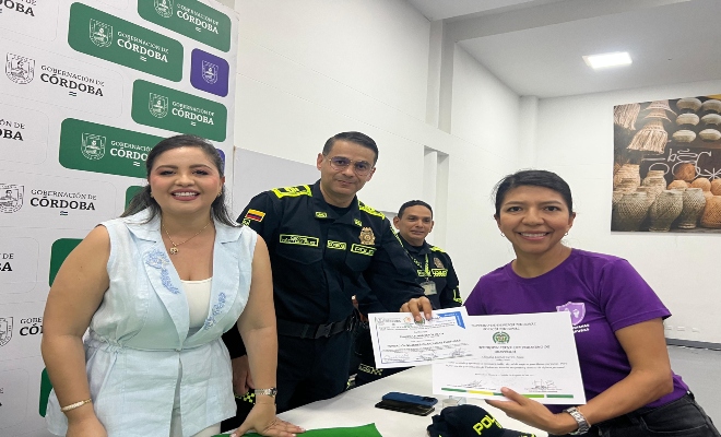Mujer recibiendo certificado de "Mujeres Guardianas Purpura"