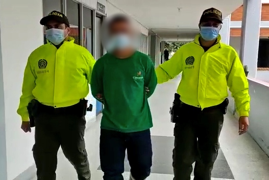 una persona capturada-policías conduciendo