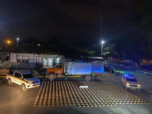 Hallamos en un camión 700 paquetes de marihuana 