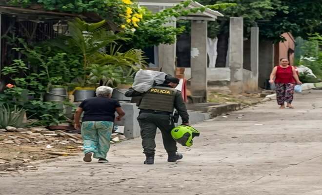Gesto de solidaridad de un polic&iacute;a en C&uacute;cuta se vuelve viral en redes sociales