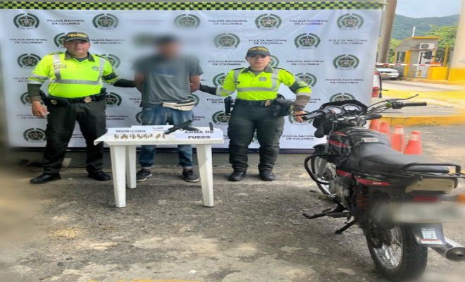 Persona capturada-policías custodiando-arma incautada