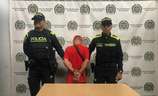 Hombre capturado y custodiado por la Policía Nacional