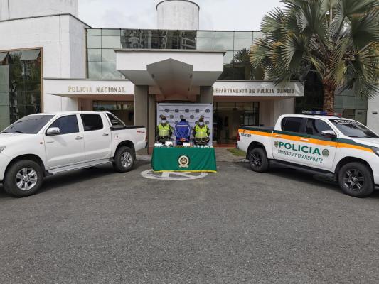 Hombre capturado por armas de fuego 