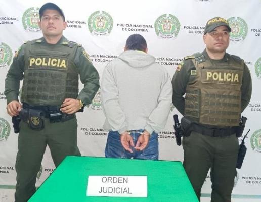 Persona capturada-policías custodiando