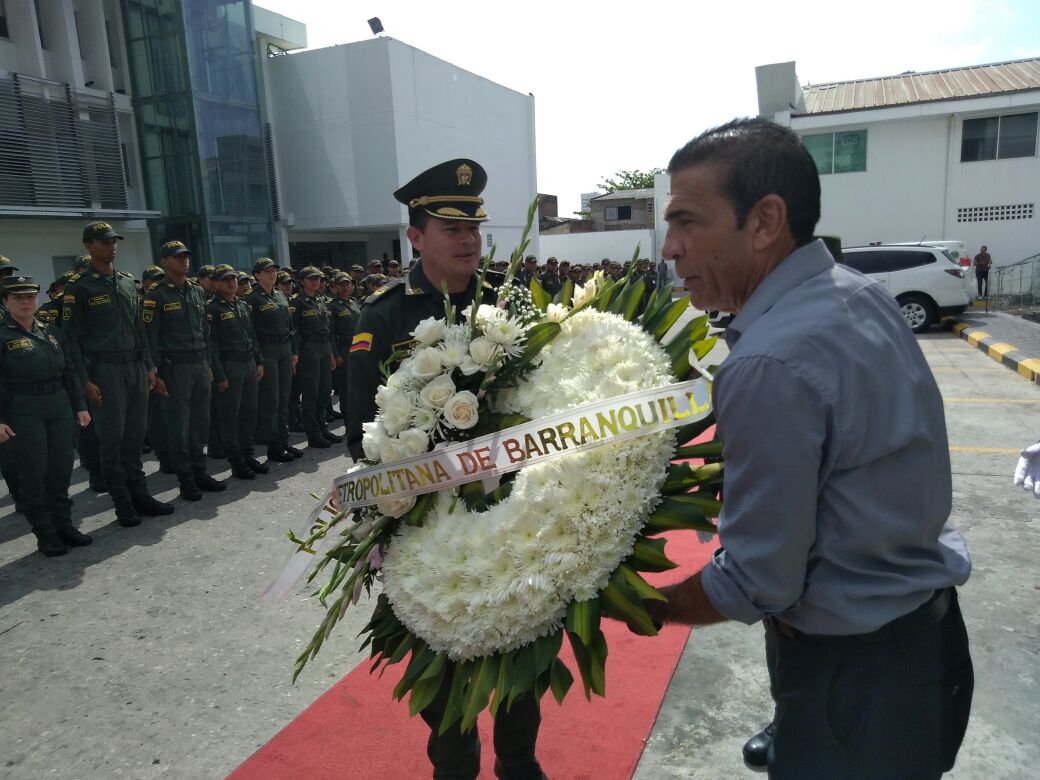 Inicio con la celebración de un acto religioso, seguido de una ofrenda flora