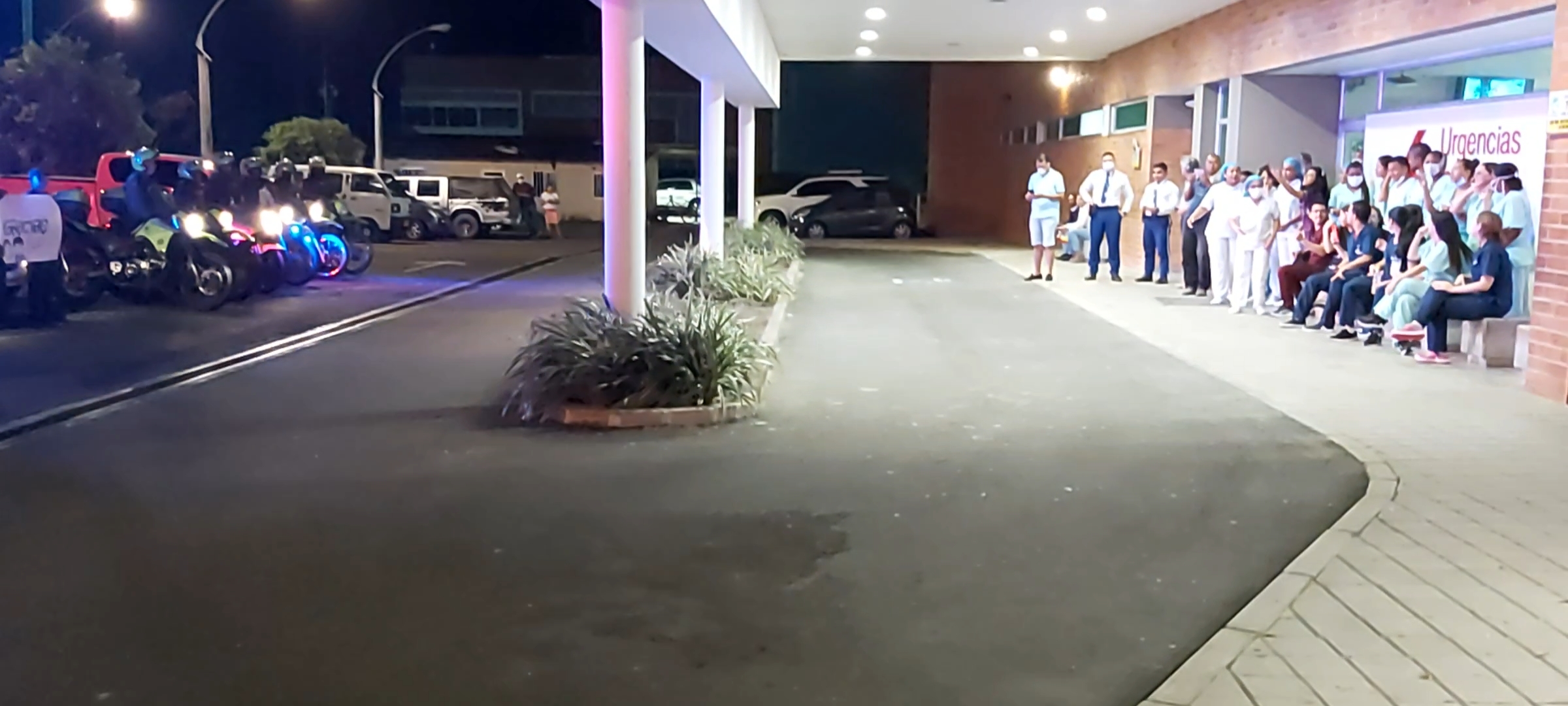 Con un emotivo mensaje balizas y sirenas encendidas  en cada centro hospitalario.