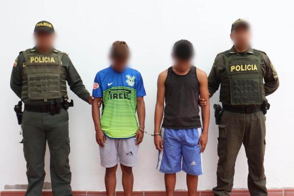 La Policía Nacional capturó en flagrancia dos hombres por el delito de fabricación, tráfico o porte de armas de fuego y hurto