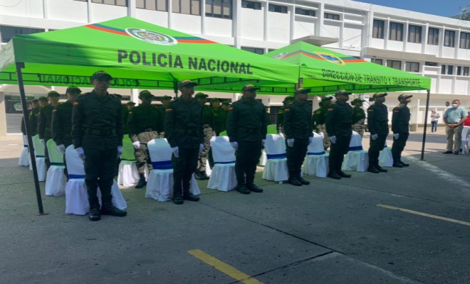 30 hombres y mujeres juraron defender la bandera 
