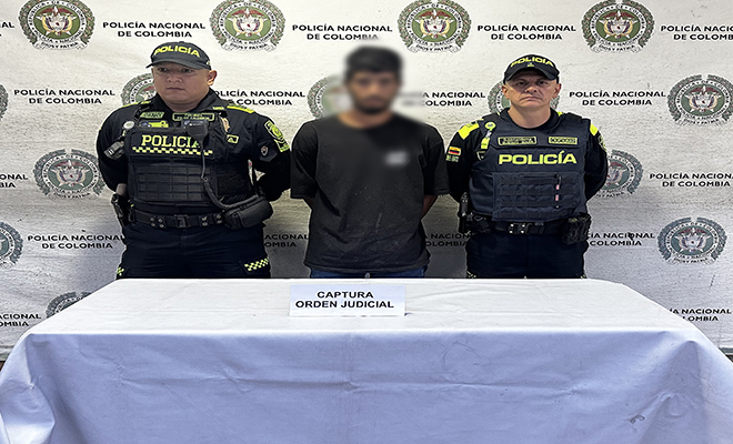 Dos policías y un capturado, integrante del grupo delincuencial Kepha