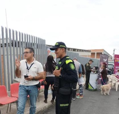Personas reunidas con la Policía