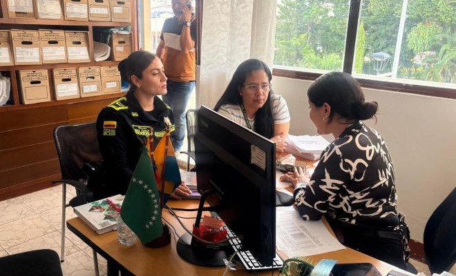 secretaria de hacienda santuario, gestora territorial policia y una uniformada de la policia