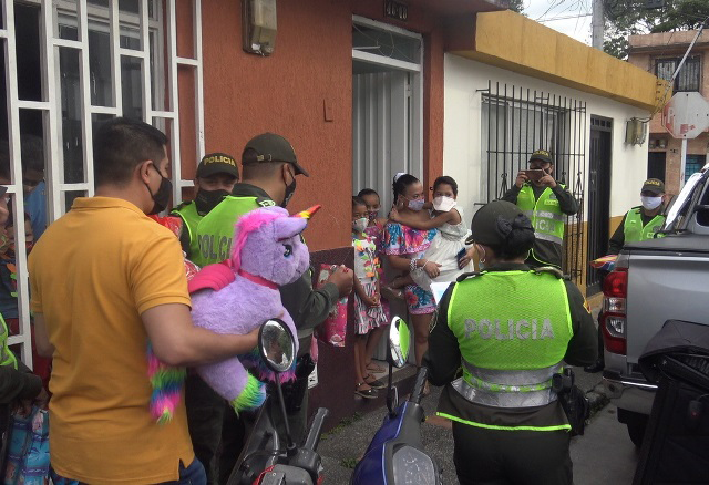 Con-serenata-diploma-y-regalos-logramos-brindarle-una-alegría-a-esta-guerrera-de-la-vida