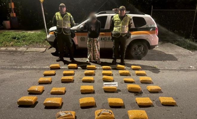 un vehiculo institucional, dos policias captores y marihuana incautada