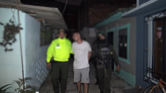 Policía leyendo derechos del capturado