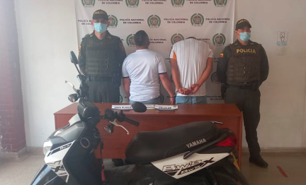 2 personas capturada-policías custodiando-elemento incautado