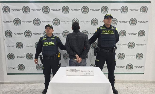 ciudadano capturado con orden judicial y dos policías capturados