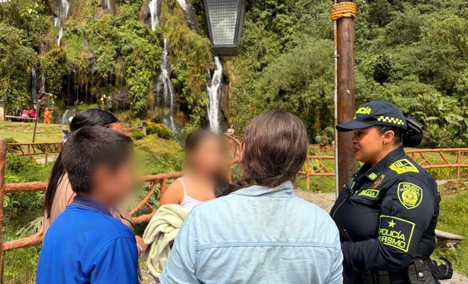 Una mujer policía, cuatro turistas, en un sitio turístico 