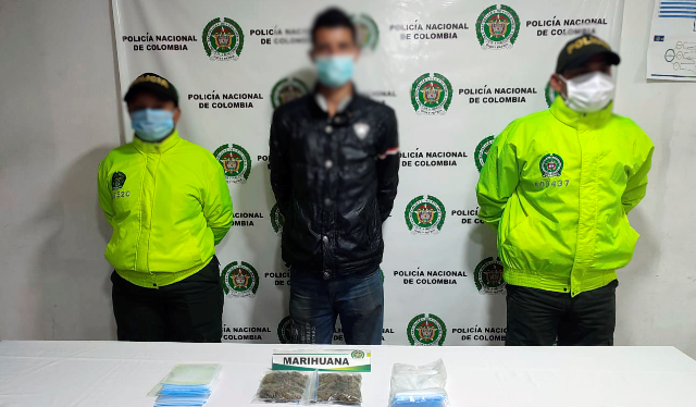 Persona capturada-policías custodiando 