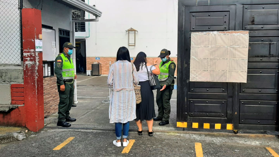 Policías revisando paquetes