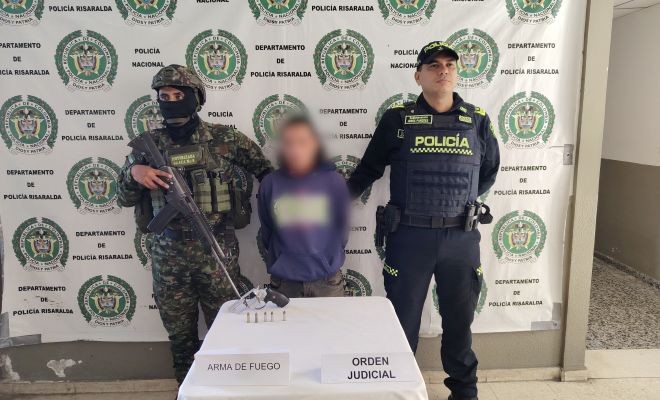 un integrante del ej&eacute;rcito, un capturado y un polic&iacute;a captor