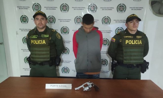 Fue sorprendido en vía pública del barrio pueblo sol, con un arma de fuego, tipo revólver 