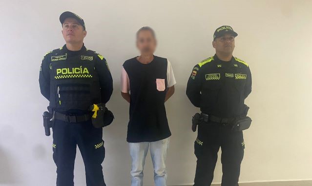 Persona capturada-policías custodiando