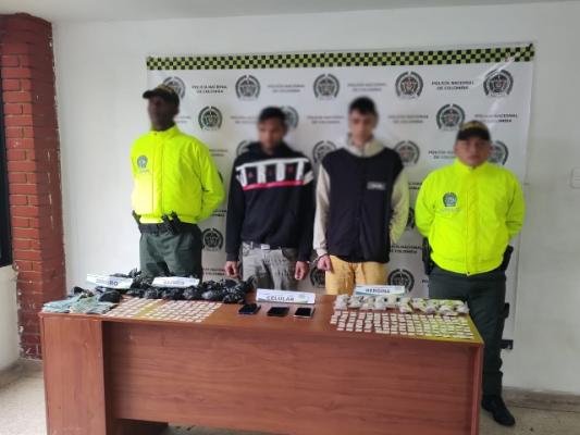 Estas personas fueron sorprendidas con 1120 dosis de heroína, 3500 de bazuco, tres celulares y dinero en efectivo