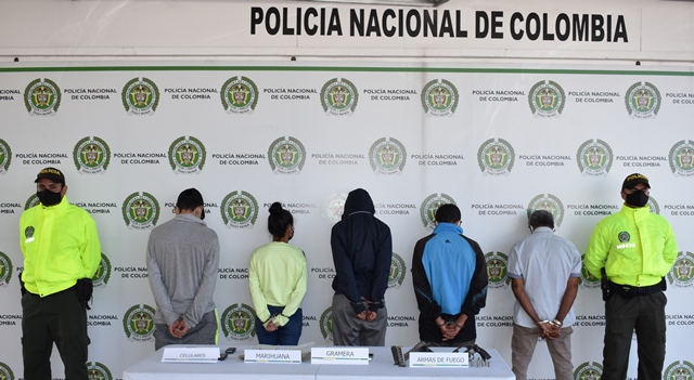 Capturamos-tres-hombres-y-dos-mujeres-mediante-diligencias-de-registro-y-allanamiento