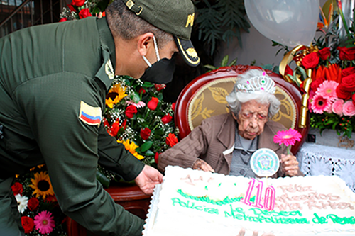 Con-serenata-papayera-torta-y-regalo-logramos-brindarle-una-alegría-a-esta-mujer-hecha-a-pulso