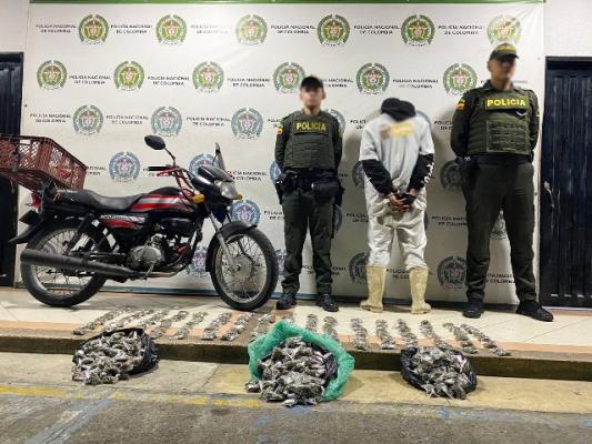 Se transportaba en una motocicleta, y simulaba llevar un domicilio