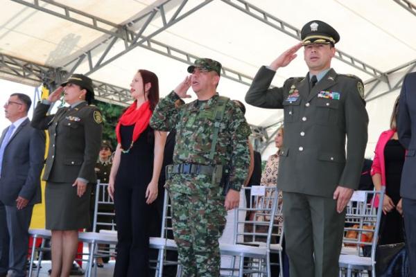 En presencia de la alcalde (e) Karen Zape, el secretario de gobierno de Dosquebradas Juan Carlos Sepúlveda, conmemoramos los 213 años del grito de la independencia