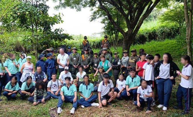En compañía de la comunidad se realizó la siembra de diferentes tipos de árboles