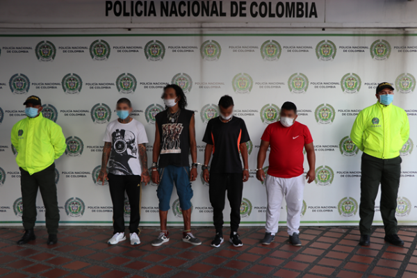 cuatro personas capturadas- policías custodiando