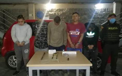 3 personas capturadas-policías custodiando-elementos incautados