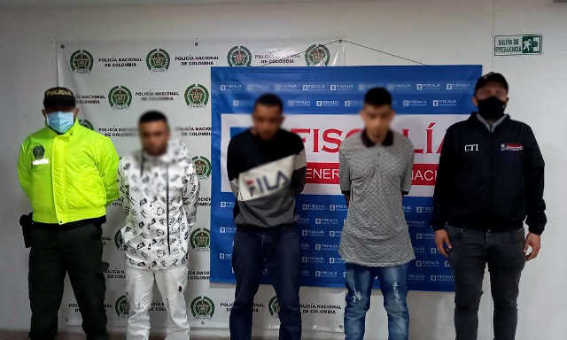 3 personas capturadas-policías custodiando