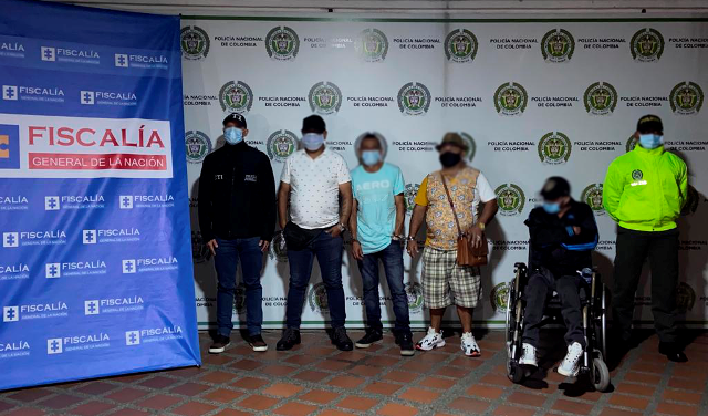 4 personas capturadas-policías custodiando