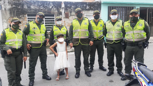 Con-serenata-diploma-y-regalos-logramos-brindarle-una-alegría-a-esta-guerrera-de-la-vida
