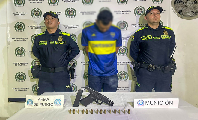 Fue sorprendido con un arma de fuego ilegal tipo pistola, en la parte externa de un centro comercial