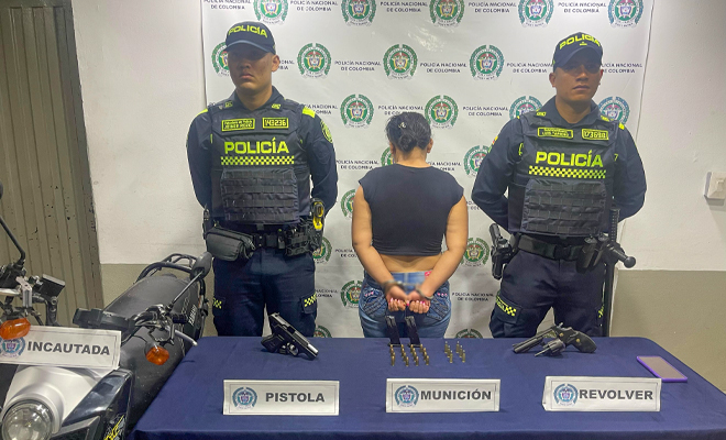 En el procedimiento son incautadas dos armas de fuego ilegales, munición y proveedores de pistola