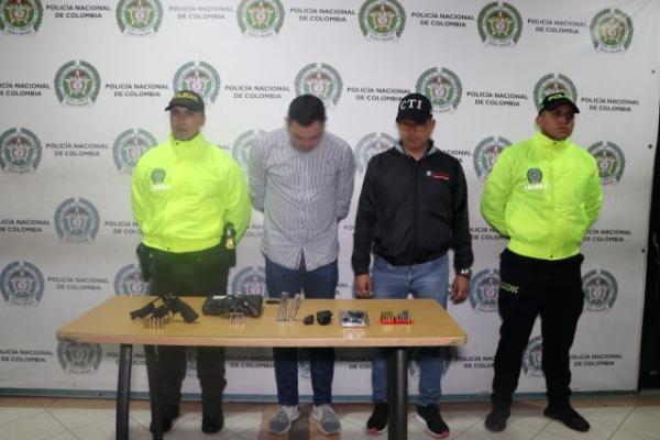 En el inmueble objeto del procedimiento, son encontrados dos revólveres, proveedores y munición