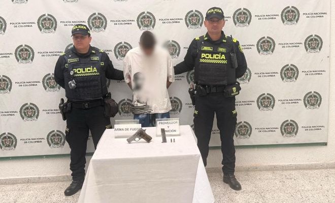 una persona capturada, dos polic&iacute;as captores y un arma de fuego incautada