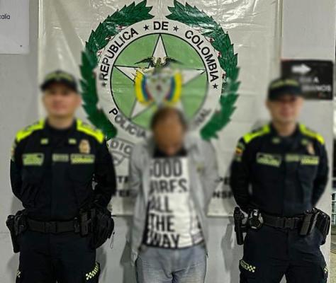 Fue sorprendido con tres tarjetas débito las cuales pertenecen a otra persona