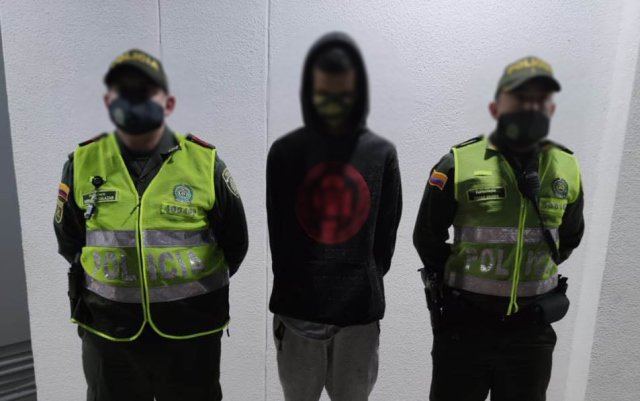 En la actividad operativa se incautó  un arma de fuego tipo revolver.