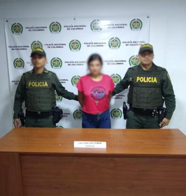 Persona capturada-policías custodiando