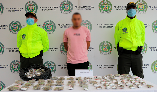 Persona capturada-policías custodiando 